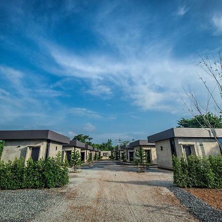 Отель The Loft House Sakaeo Watthana Nakhon Экстерьер фото