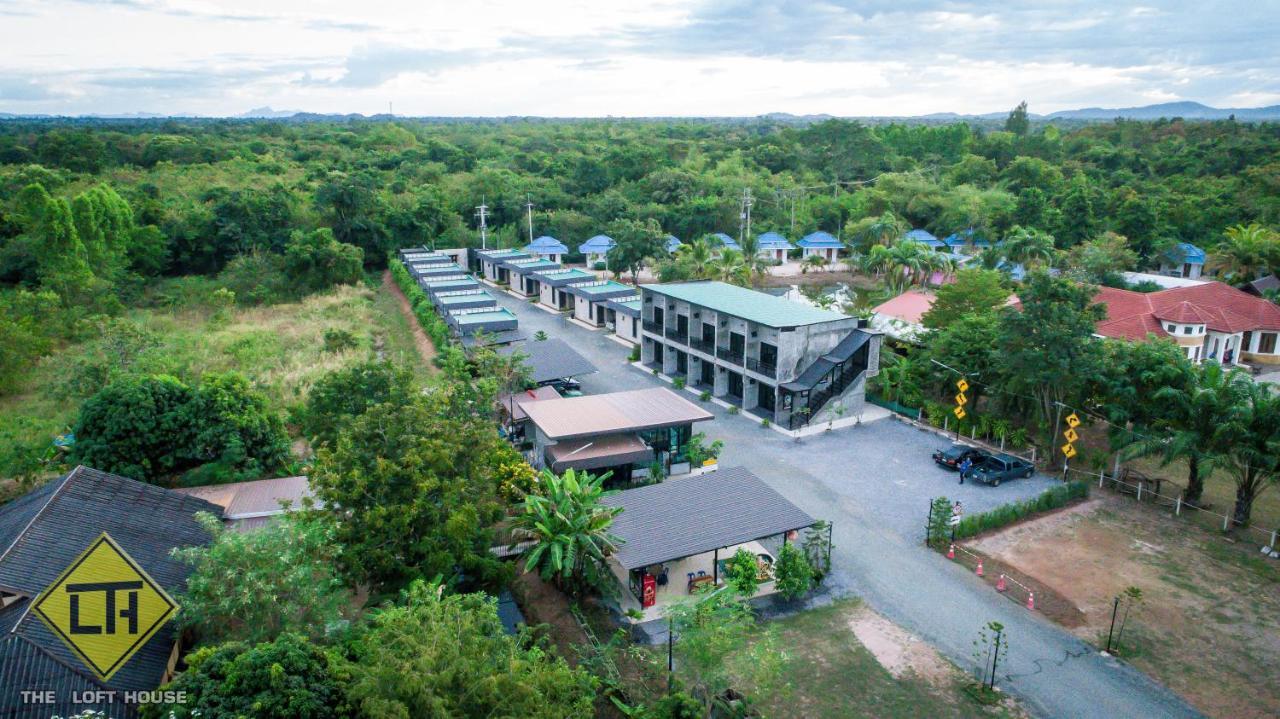 Отель The Loft House Sakaeo Watthana Nakhon Экстерьер фото
